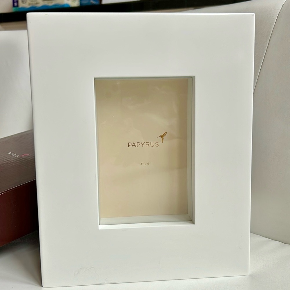 PAPYRUS 4x6 Lacquer White Picture Frame